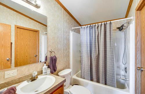 Waterfront Family Home with Yard on Portage Lake - Foto 20