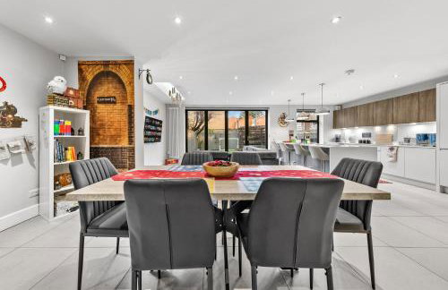 The Lumos House - 4 Bed Home w Parking near Harry Potter Studios - Foto 41