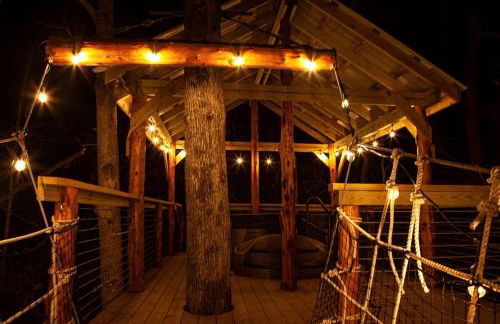 Fantastic Treehouse with Fire Pit and Hot-tub in Herod, Illinois - Foto 13