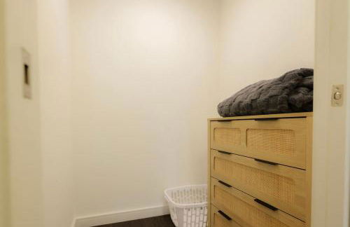 Above The Roots - Stylish 1BD on the Square - Foto 18