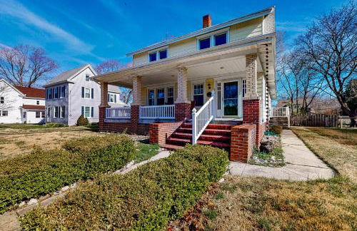 Yard, Porch and Fire Pit! Century-Old Hebron Escape - Foto 1
