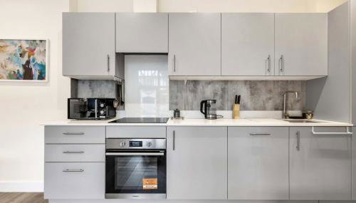 City Service Lets - Cheam Village 2 Bed Apartment with Free Parking - Great Transport Links - Foto 5