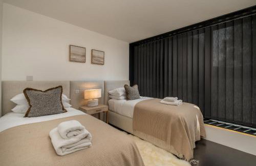 Pass the Keys Bond-villain Style Home with Panoramic Views - Foto 35