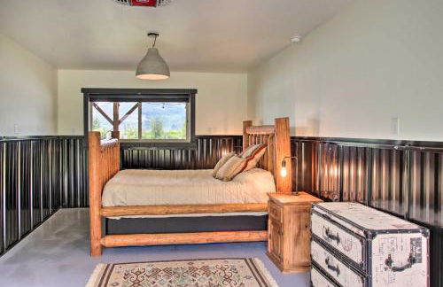 Waterfront Cabin with 2 Boat Docks and Mtn Views! - Foto 17