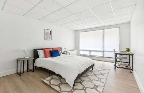 East 120 I Modern Refinished Apt Downtown I Gym - Foto 2