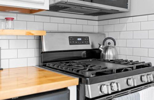 Luxe Suite with Pool Table, King Bed, 3 TVs, & Free Parking - Foto 52