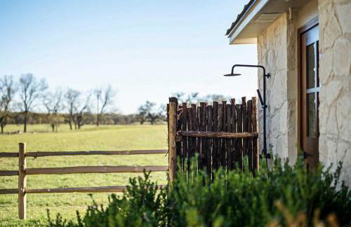 Relaxing Hill Country Home with Outdoor Fire Pit - Photo 37