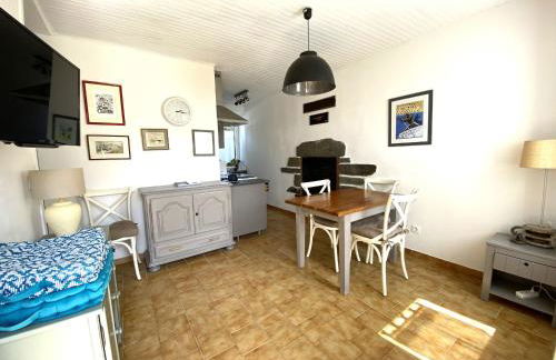 Maison ancienne charmante avec jardin, proche du port de Groix - FR-1-813-8 - Photo 2