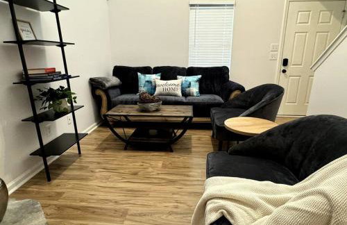 Bright Spacious Renovated Home Master on Main - Foto 39