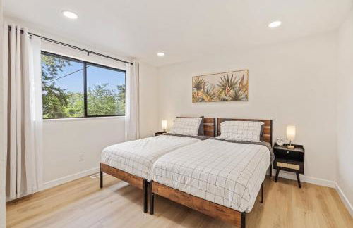 Spacious Modern Retreat w Game Room and Yard - Foto 11