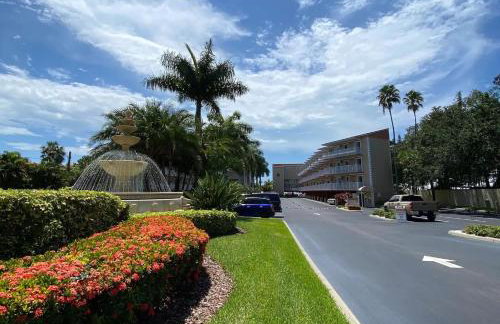 Condo in Waterfront Resort with Balcony Close to Beaches Free Bikes - Photo 19