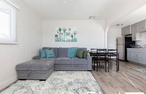 Spacious 2BR Condo, Steps to Downtown Gilbert, King Bed & Laundry - Foto 1