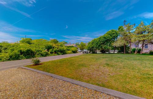 1 Mi to Dtwn Nantucket! Family Getaway with Deck - Photo 2