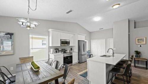 Retreat with Heated Pool in a Serene Community - Foto 4