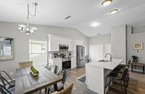 Retreat with Heated Pool in a Serene Community - Foto 4