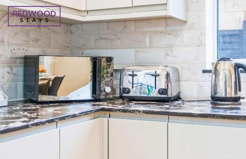 Cosy 3-Bedroom Serviced House with Free Fast WiFi and Parking for 2 Cars By Redwood Stays - Foto 34