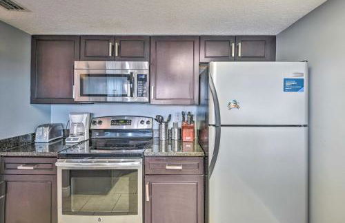 Sleek Beachfront Getaway with Community Perks! - Foto 10