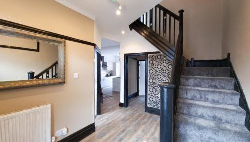 Spacious 6-Bed with Large Patio and Free Parking - Foto 4