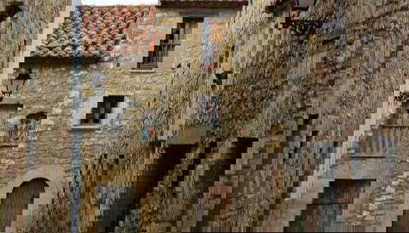 Edifícios de pedra nas ruas de Culla