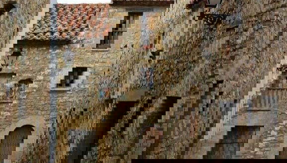 Edificios de piedra en las calles de Culla