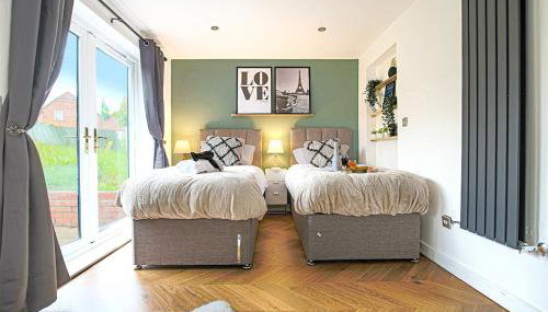 Grace House - Prime Location - Driveway Parking, Pool Table, Fast Wifi, Self Check-In and Smart TV with Sky TV and Netflix by Yoko Property - Foto 3