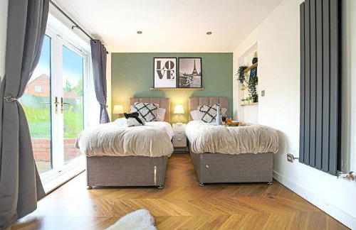 Grace House - Prime Location - Driveway Parking, Pool Table, Fast Wifi, Self Check-In and Smart TV with Sky TV and Netflix by Yoko Property - Photo 3