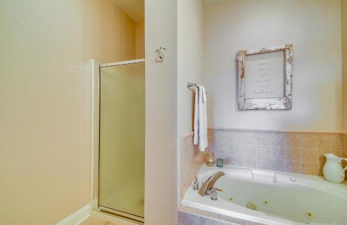 Spacious Southport Condo with Balcony! - Foto 21