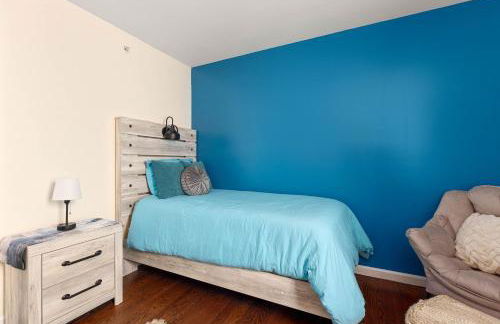 Newark Gem Ruby 3BR, 3BA - Sleeps 14 - Walk to Prudential Center and Newark Penn Station, Near EWR and American Dream Mall, includes Parking - WiFi - Laundry - Backyard - Gym - Foto 15