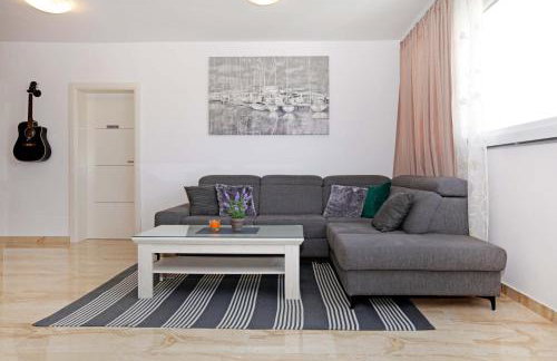 Modern 2-Bed Apt, Late check in available - Photo 43