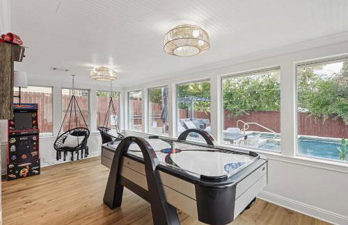 5BR w Backyard Paradise Pool Cinema Games - Foto 12