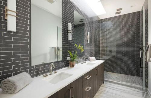 Luxury Gold Coast Penthouse with Deck & Views - Photo 11