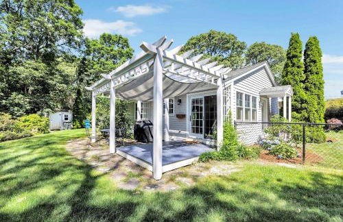 1 Story Family Home Half Mile to Beach with Patio , Grill, Office with Twin Beds, Peaceful Wooded Setting, Spacious Driveway, Garden Views, Walk to Shore, Perfect Cape Cod Getaway for Families - Foto 23
