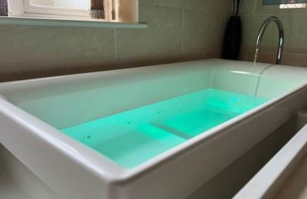 Spacious 2-Bedroom Duplex with Jacuzzi Bath and Free Gated Parking - Foto 4