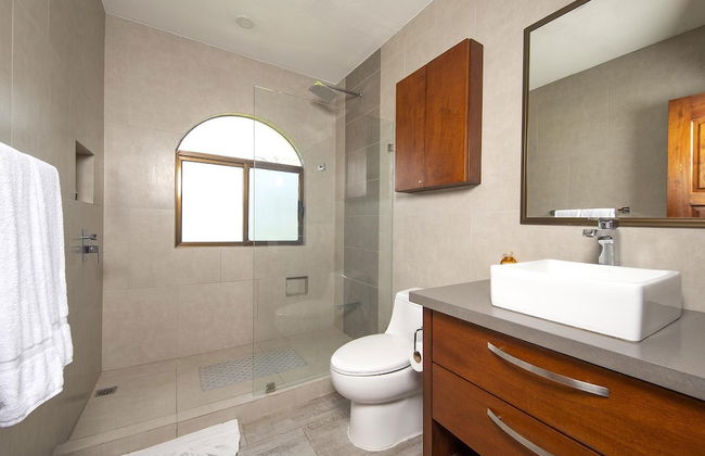 Newly Remodeled Beachfront Condo, Ground-Floor Terrace & Direct Access to Playa Flamingo - Foto 14