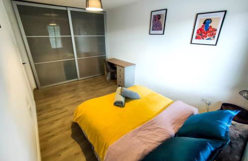 Cozy Four-Bedroom Home with Hot Tub, Garden, CONTRACTORS WELCOME - Close to Shops, Restaurants, Hospital and Park - Photo 12