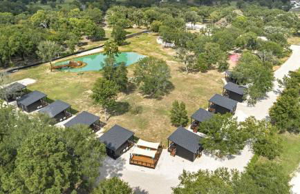 Tranquil Tiny Home Resort with Heated Pool & Goats near Houston, Hempstead Texas - Foto 46