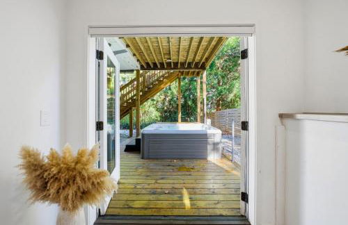 4BR Urban Oasis with Rooftop and Jacuzzi - Foto 45