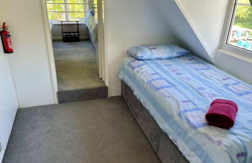 Waterside Cottage - Sleeps 11 on Grand Union Canal - Photo 16