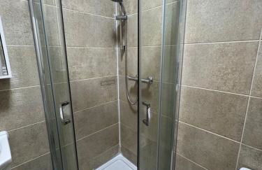 #29 Sweet 1 Bed sleeps 4 with free parking BHX NEC - Foto 3