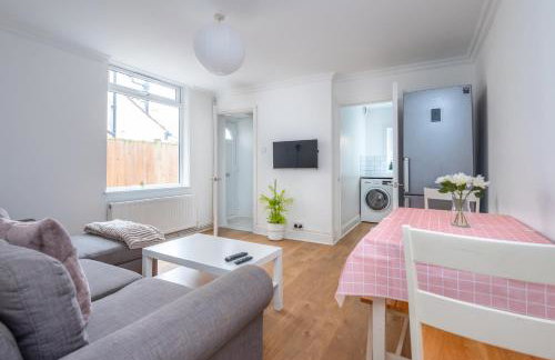 Charming 1BDR Haven with Private Courtyard - Foto 7