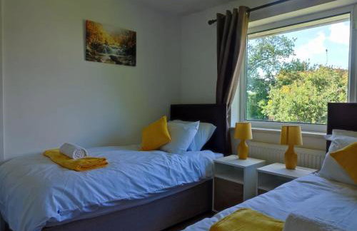 4-bed quiet cul de sac location with large secure off road parking for 4 cars - Foto 9