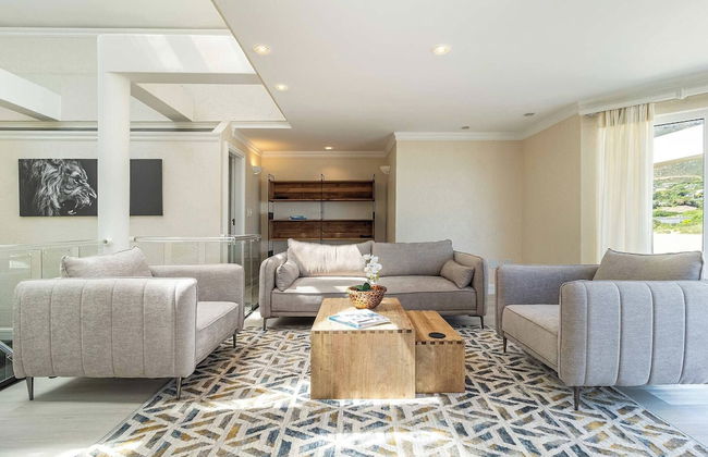 Beachfront Villa, Beach Club, Houtbay - Photo 1