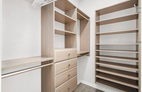 Upscale 4BR Cypress Home w Pool, Hot Tub, Theater, Sleeps 20 - Foto 28