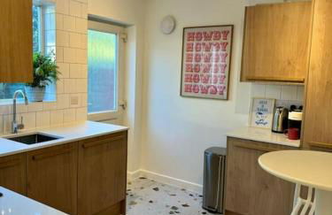 Harbourside garden flat with parking - Photo 16