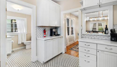 Spacious Downtown Oasis - Photo 5