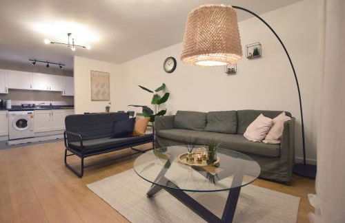 Modern 2 bed Apartment- Town Centre - Photo 1