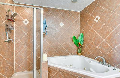 Intracoastal Views and Deck Surfside Beach Home - Foto 15