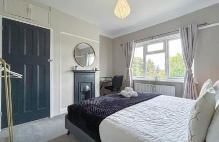 Promo Rate - New Malden 3BDR House with Garden & FREE Parking near Raynes Park, Kingston upon Thames & Wimbledon by NourNest Apartments - Foto 8