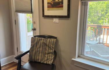 Classy Victorian Brownstone Subway Shopping - Photo 30