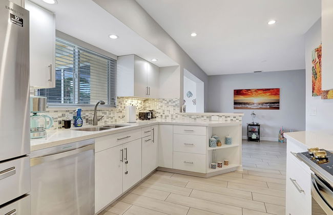 Waterfront Villa Private Pool! - Foto 13